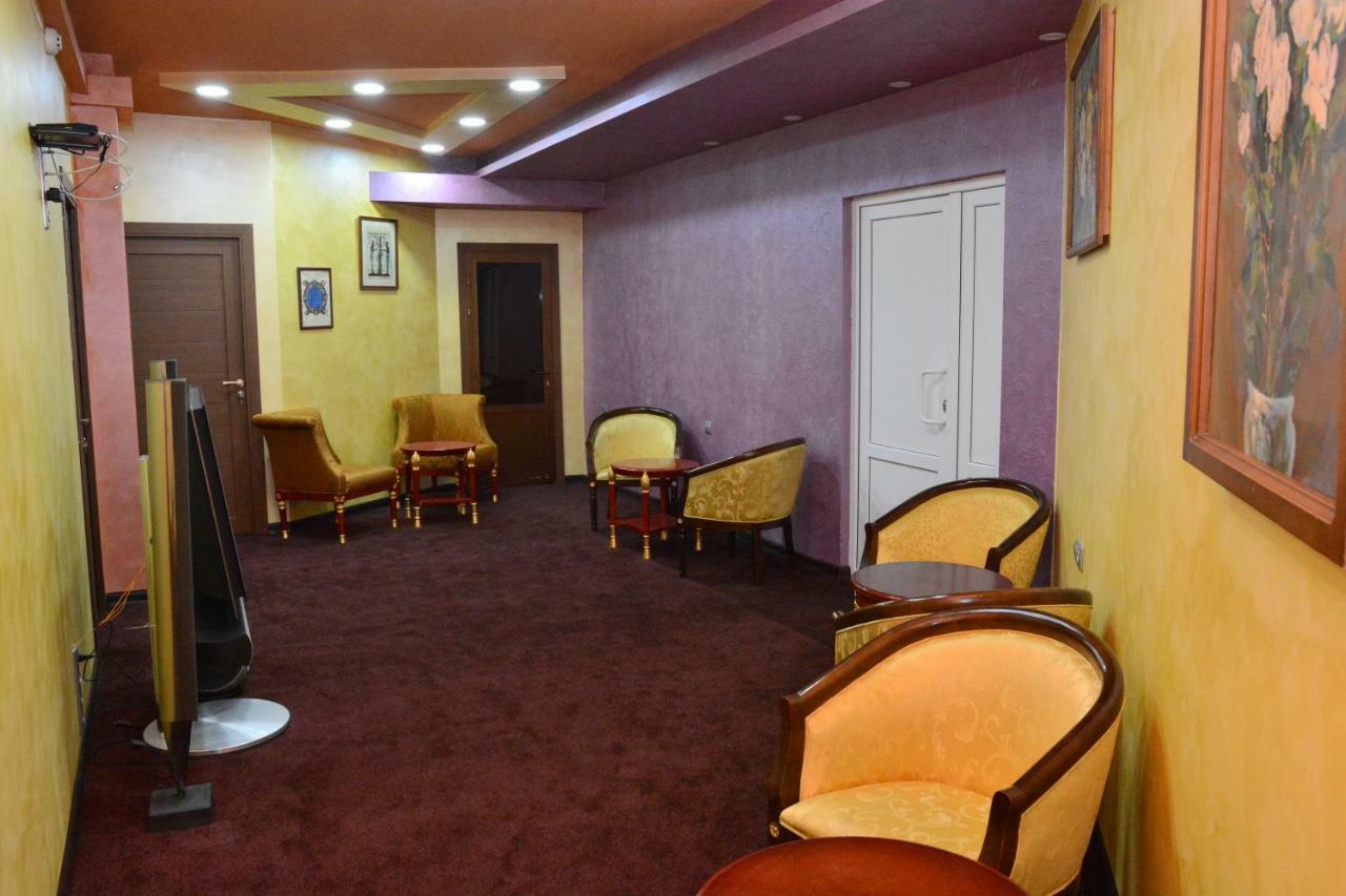 Hotel N1 Yerevan Bagian luar foto