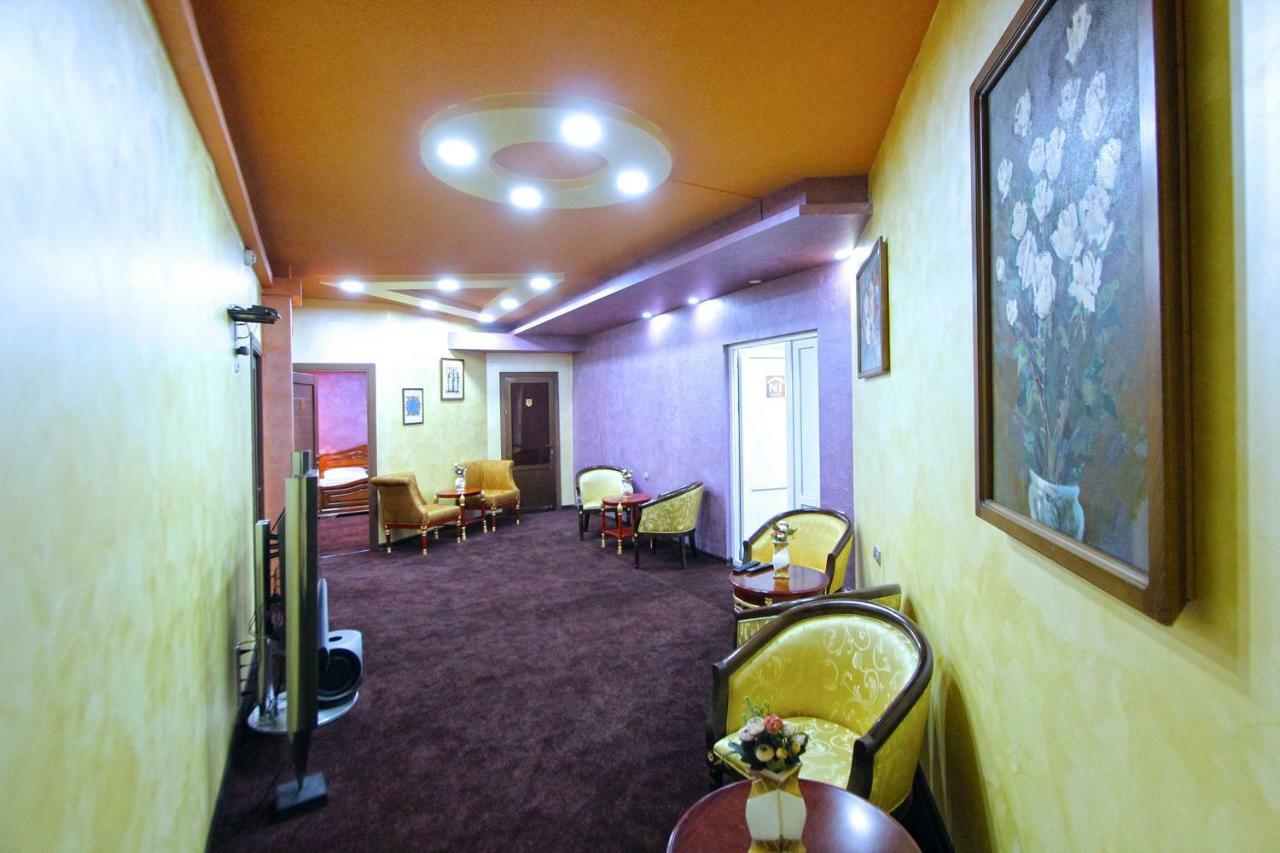 Hotel N1 Yerevan Bagian luar foto